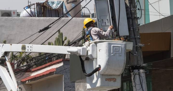 ¡Qué se te prenda el foco! Alerta por extorsión de supuestos trabajadores de CFE; así funciona la estafa
