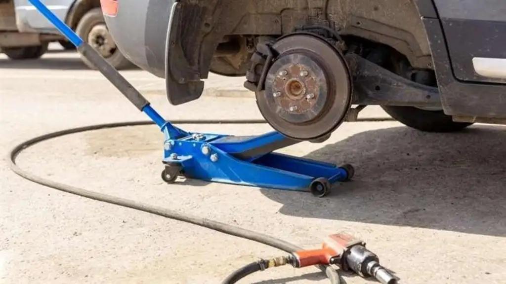 Septuagenario murió aplastado cuando reparaba un vehículo