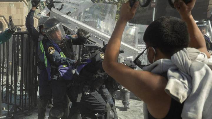 Violenta jornada de marchas dejó más de 100 heridos en México. ¿Por qué protestan?
