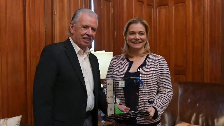 Entrega CCE Chihuahua reconocimiento a la gobernadora por su compromiso con el sector empresarial