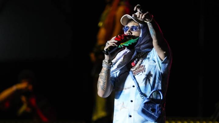 Anuel la lía en Madrid y acaba con la paciencia de sus fans: llega más de una hora tarde y cortan su concierto a la mitad