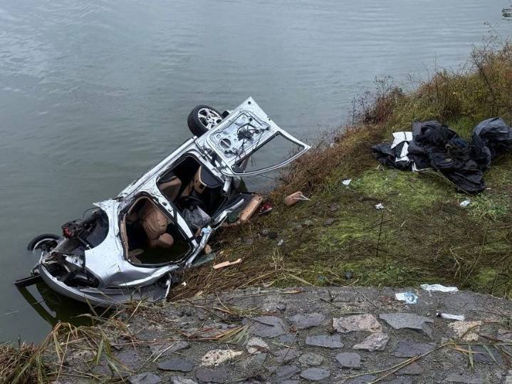 Van carrying illegal immigrants crashes, kills 6 in Bulgaria chase