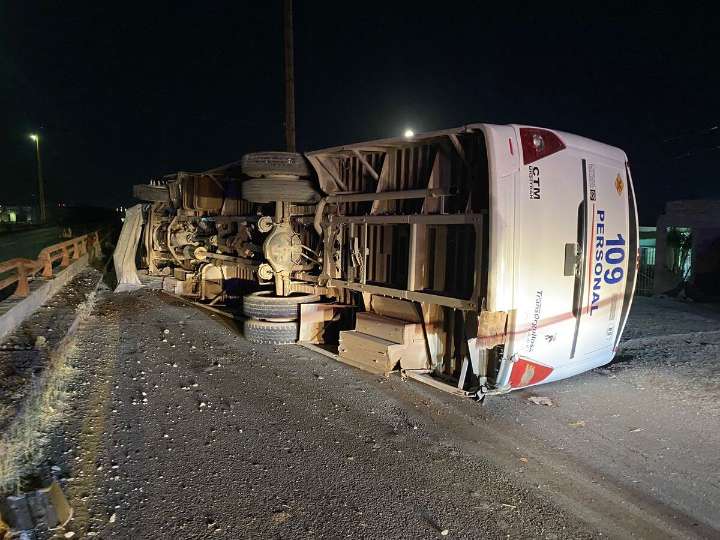 Autobús de pasajeros sufre aparatosa volcadura en Francisco I. Madero, Coahuila