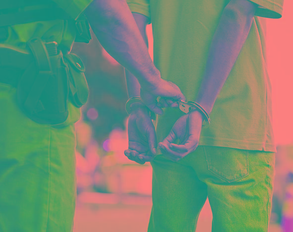 Detienen a hombre por robo de comida con valor cercano a 100 pesos en farmacia