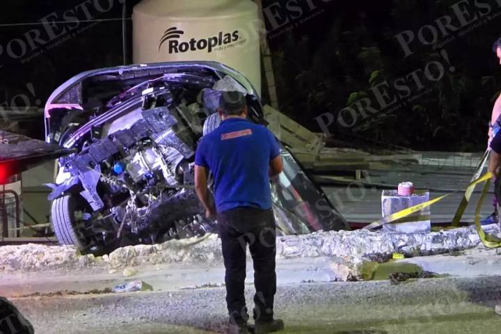 Conductor sobrevive de milagro al caer con todo y auto a un predio en Samulá, Campeche