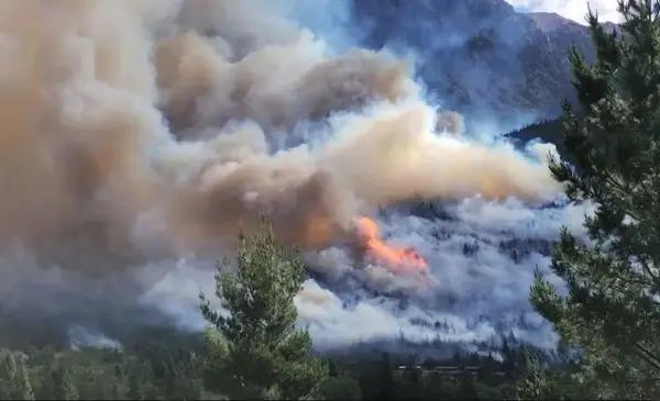 Alerta máximo por incendio en Epuyén: casi 100 brigadistas involucrados y hay evacuaciones