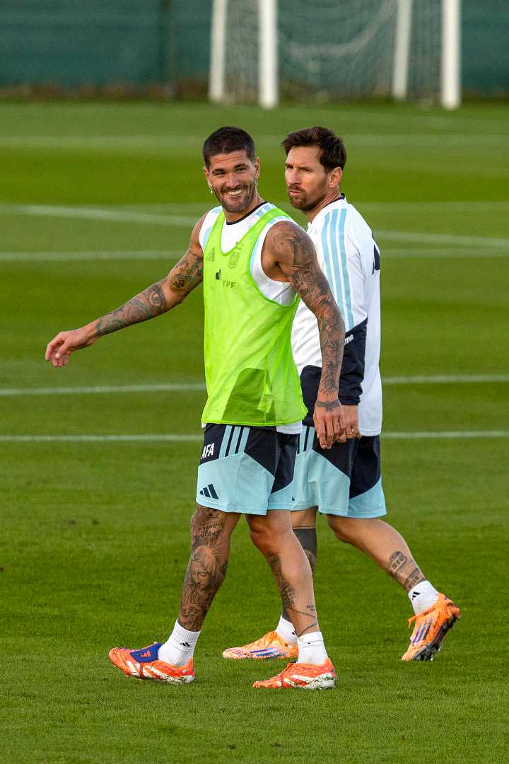 Un millar de aficionados arropan desde la distancia a la selección argentina en Algorfa