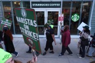 Empleados de Starbucks inician una huelga en 65 tiendas de EU en concurrido Día del Vaso Rojo