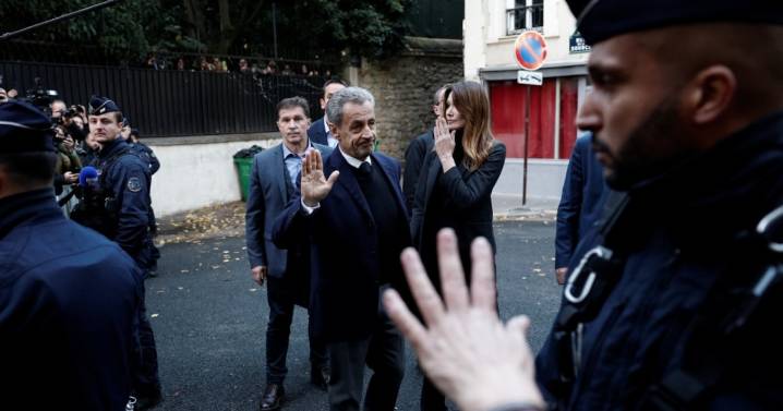 Nicolas Sarkozy sale de prisión y continuará su proceso en libertad bajo supervisión