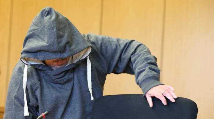 El portero de una escuela drogó y abusó de su esposa durante 15 años y difundió los ataques en la web