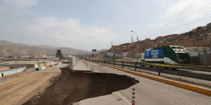 Ministerio de Transportes cierra tramo de la avenida Gambetta por enorme hueco que pone en riesgo a conductores
