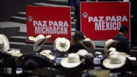 Con sombreros ensangrentados diputados rinden minuto de silencio por Carlos Manzo