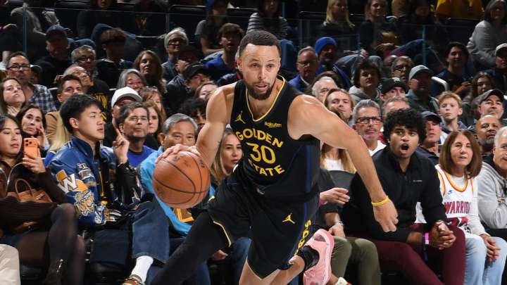 Stephen Curry bruises right quadriceps against Rockets