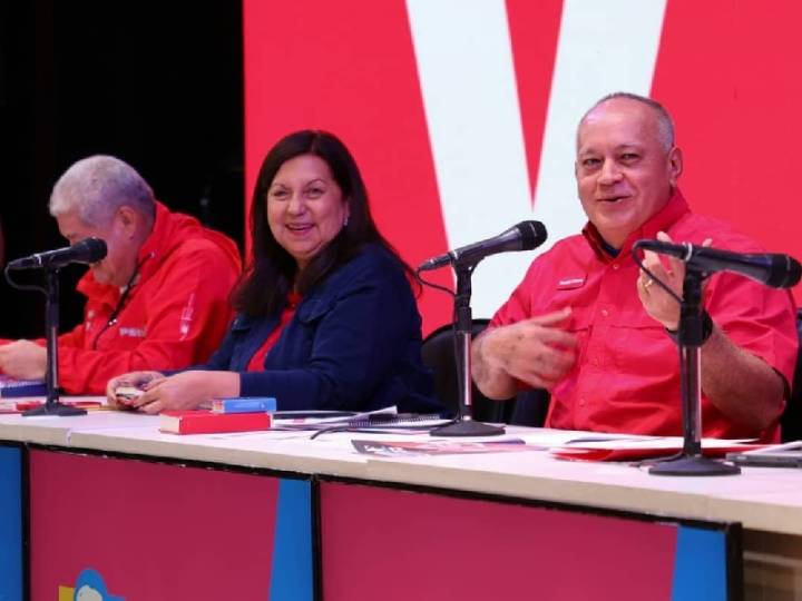 Cabello: El pueblo se alista para la Navidad y para defender la patria