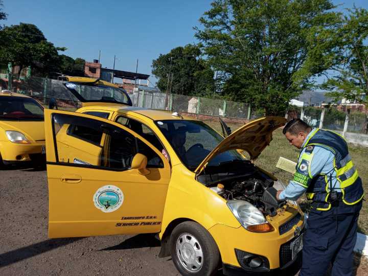 Inspecciones preoperacionales a vehículos de servicio público realizan agentes en Yopal