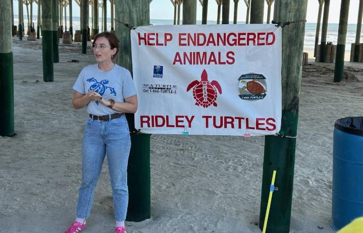 Activistas piden mayor regulación de microesferas plásticas tras limpieza en Galveston
