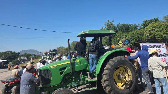 Confirman bloqueos carreteros en al menos 18 estados del País