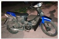 Tenía arresto domiciliario y estaba en la vereda desarmando una moto robada