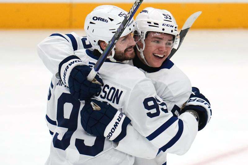 Ekman-Larsson extends point streak as the Maple Leafs rout the Penguins 7