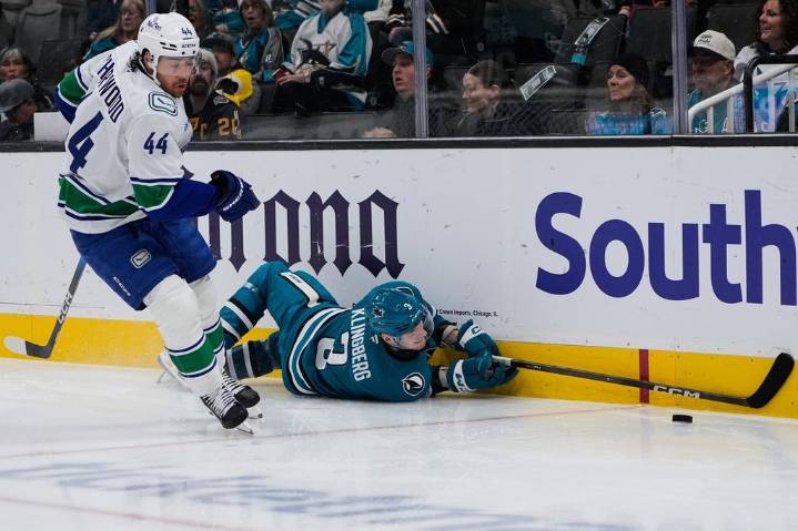 Will Smith scores as the Sharks edge the Canucks 3