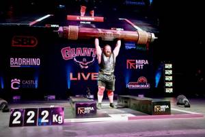 Man breaks national record by lifting heaviest log