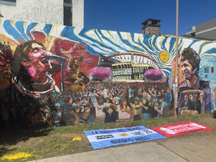 Locura por Oasis en Buenos Aires. Quiénes son los encargados del imponente mural de los Gallagher inaugurado en Núñez