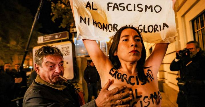 Un hombre manosea los pechos de dos activistas de Femen que habían irrumpido en la misa por Franco