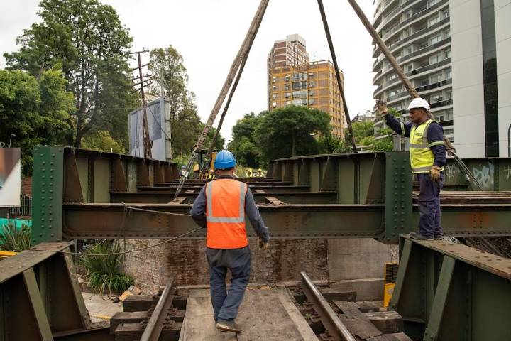 Los camiones chocaban un puente. Corte total en Colegiales: una obra clave en el tren Mitre complicará el tránsito hasta el martes