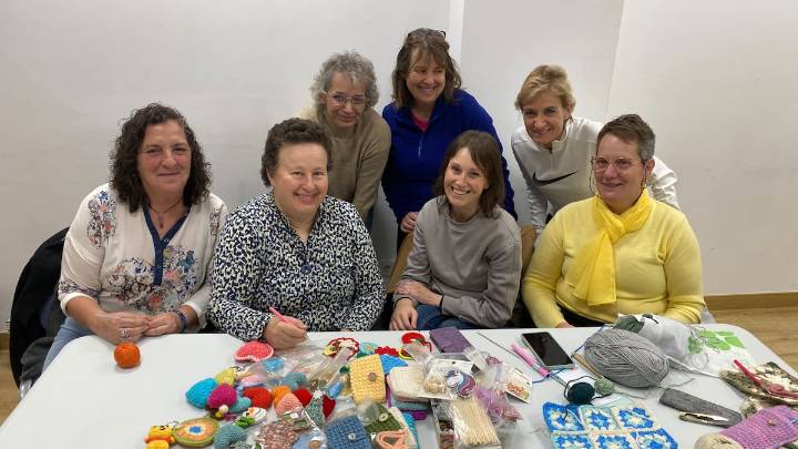 Cáncer, ganchillo y risas: la terapia solidaria que une y sana en Cuenca