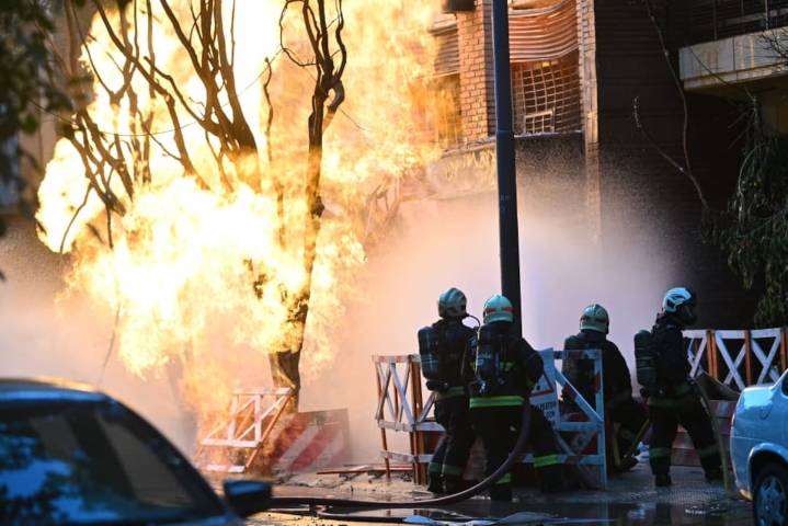 Hay al menos un herido con quemaduras graves. Una fuga de gas generó un incendio con llamas de 12 metros en Caballito
