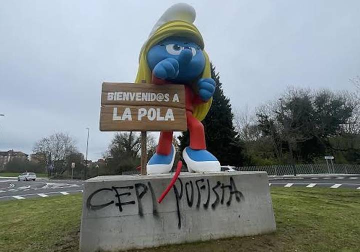 Vandalizan la peana de la Pitufa karateca que da la bienvenida a Siero