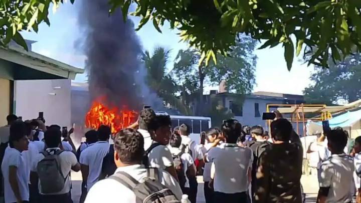 Alumnos de Conalep incendian autobús por falta de becas del Bienestar: VIDEO