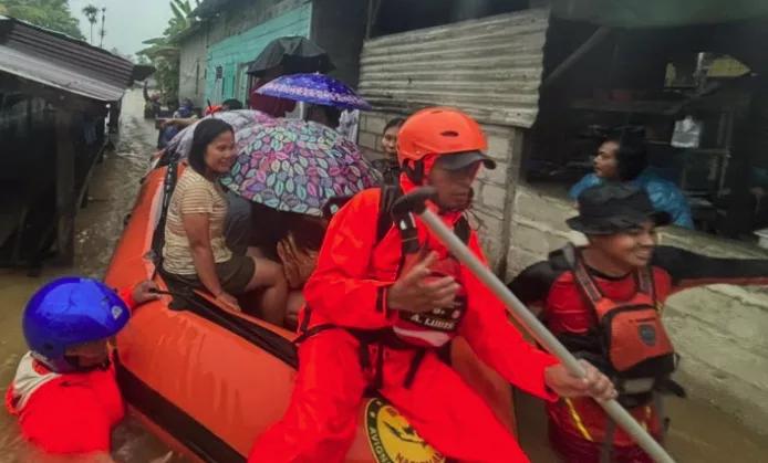 Equipos de rescate buscan sobrevivientes tras lluvias torrenciales en Sumatra