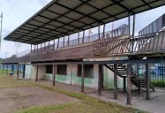 Se caen barandas del campo de fútbol que la FVF prometió rescatar