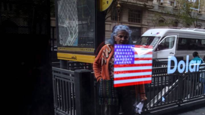 Con el dólar dentro de las bandas, los inversores buscan oportunidades en bonos en pesos