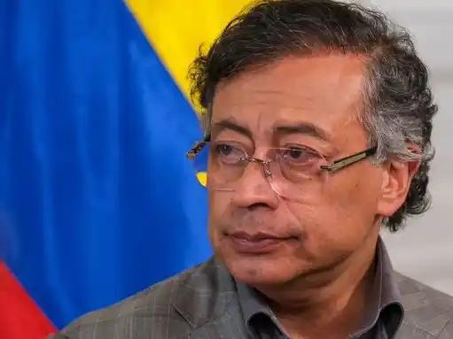 Petro rechaza medida de TRUMP: «un espacio aéreo nacional no lo puede cerrar un presidente extranjero»