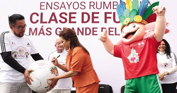 Inician ensayos para megaclase de fut en Zócalo