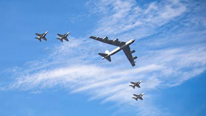 Así fue el muy cercano sobrevuelo de un bombardero B-52 y varios FA-18 a las costas de Venezuela el día que el Cartel de los Soles fue designado terrorista