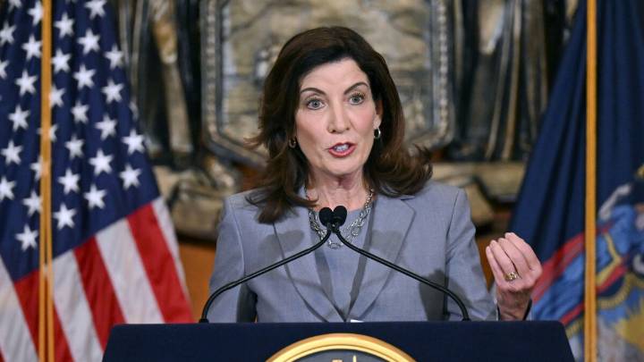 Hochul reminds tech companies about new law on AI chatbots