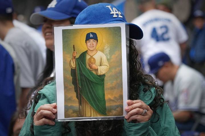 Yoshinobu Yamamoto enloquece a los aficionados de los Dodgers al dirigirse a ellos en ¡español!