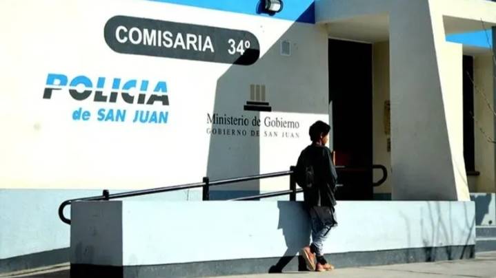 Policías heridos tras un enfrentamiento por el arresto de dos menores