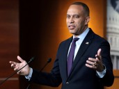 Hakeem Jeffries, bajo la lupa: su nombre figura en un correo electrónico de Epstein pero él niega cualquier relación con el financiero convicto