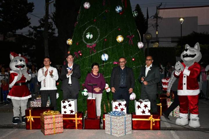 Enciende la Rectora Lilia Cedillo el Árbol de Navidad en el área de la Salud