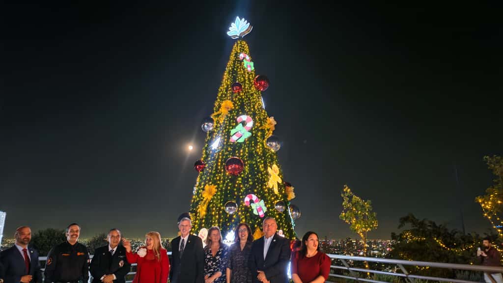 Nuevo León y Laredo refuerzan lazos con encendido navideño