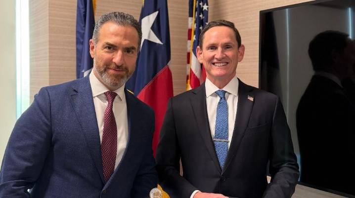 Inicia Adrián de la Garza gira de trabajo por Dallas