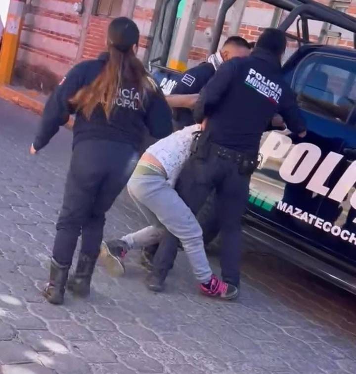 Vecinos detienen y golpean a presuntos ladrones de motocicleta en Mazatecochco