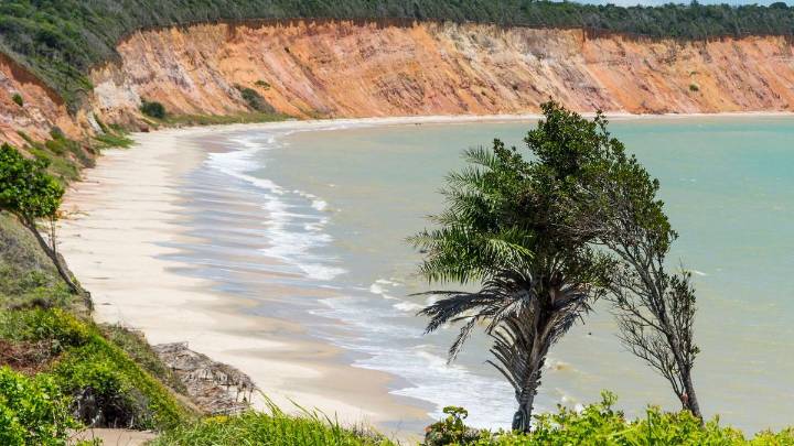 La playa de Brasil que lo tiene todo: aguas cristalinas, acantilados de colores y piscinas naturales