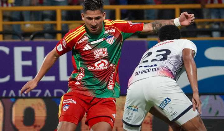 Junior mantuvo el empate con un hombre menos y selló su clasificación