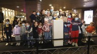 El Corte Inglés de Alicante enciende su Navidad de las manos de los niños de Oncología del Hospital