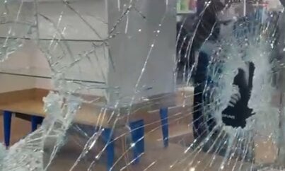 Un hombre encapuchado roba en Zaragoza con un alunizaje y deja su sangre en el escaparate